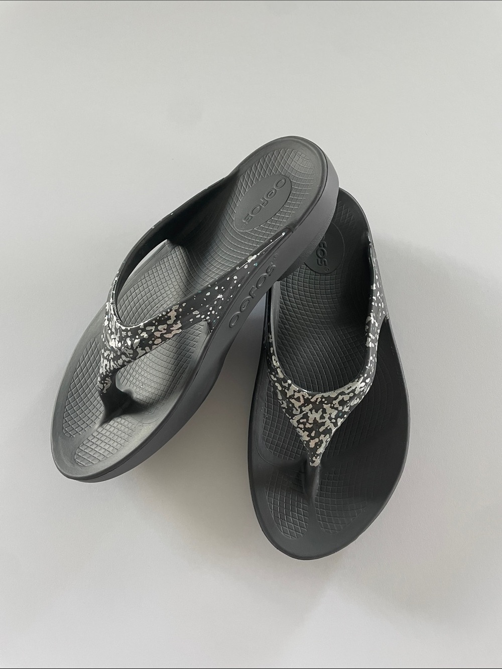 OOFOS NWOT Gray W/Silver Speckles Size 8 - Picture 8 of 9